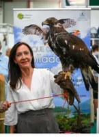 ASANDA pide a la Junta de Andalucía que aclare por qué una consejera aparece sosteniendo un ave rapaz en Ibercaza